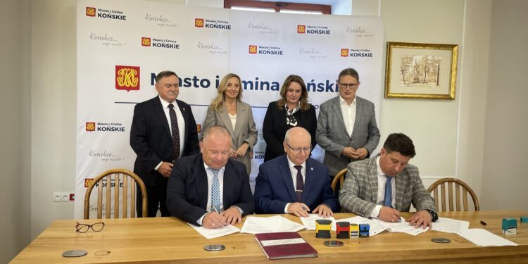 Podpisanie umowy na magazyny energii / Fot. Magdalena Galas-Klusek - Radio Kielce