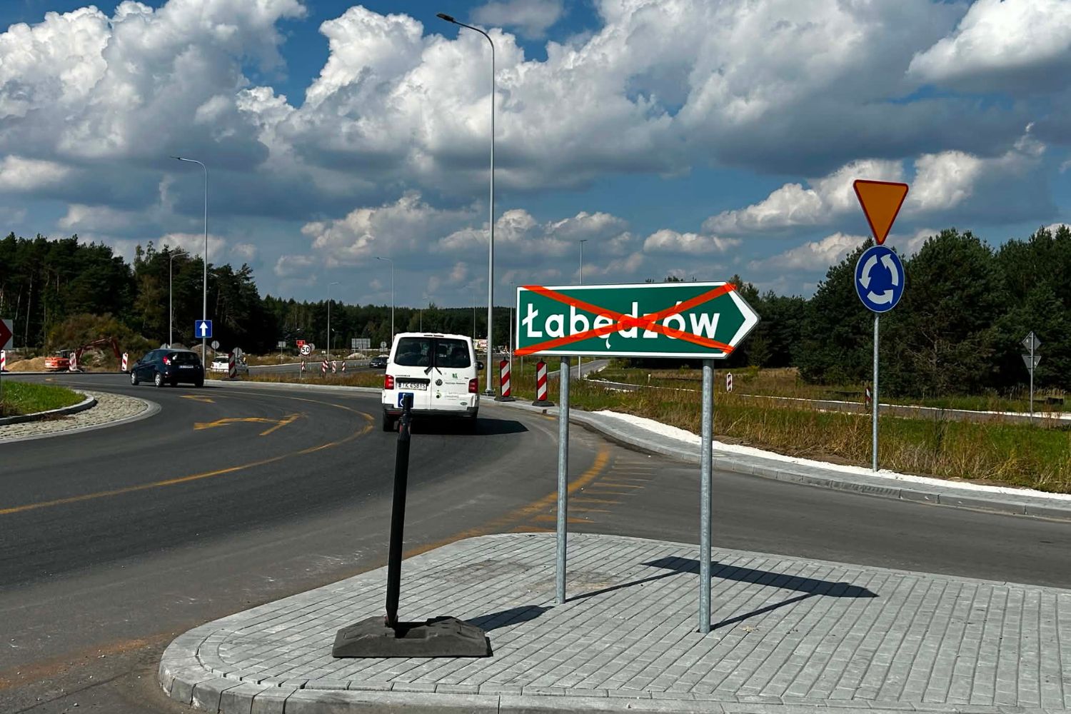 Do Łąbędzowa czy Łabędziowa? Zagwozdka na rondzie