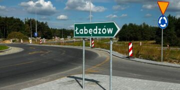 Do Łabędzowa czy Łabędziowa? Zagwozdka na rondzie