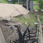 20.09.2026. Dobrowoda. Droga wojewódzka nr 973. Samochód wypadł z drogi i wjechał w ogrodzenie / Fot. Słuchacz