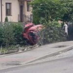 20.09.2026. Dobrowoda. Droga wojewódzka nr 973. Samochód wypadł z drogi i wjechał w ogrodzenie / Fot. Słuchacz