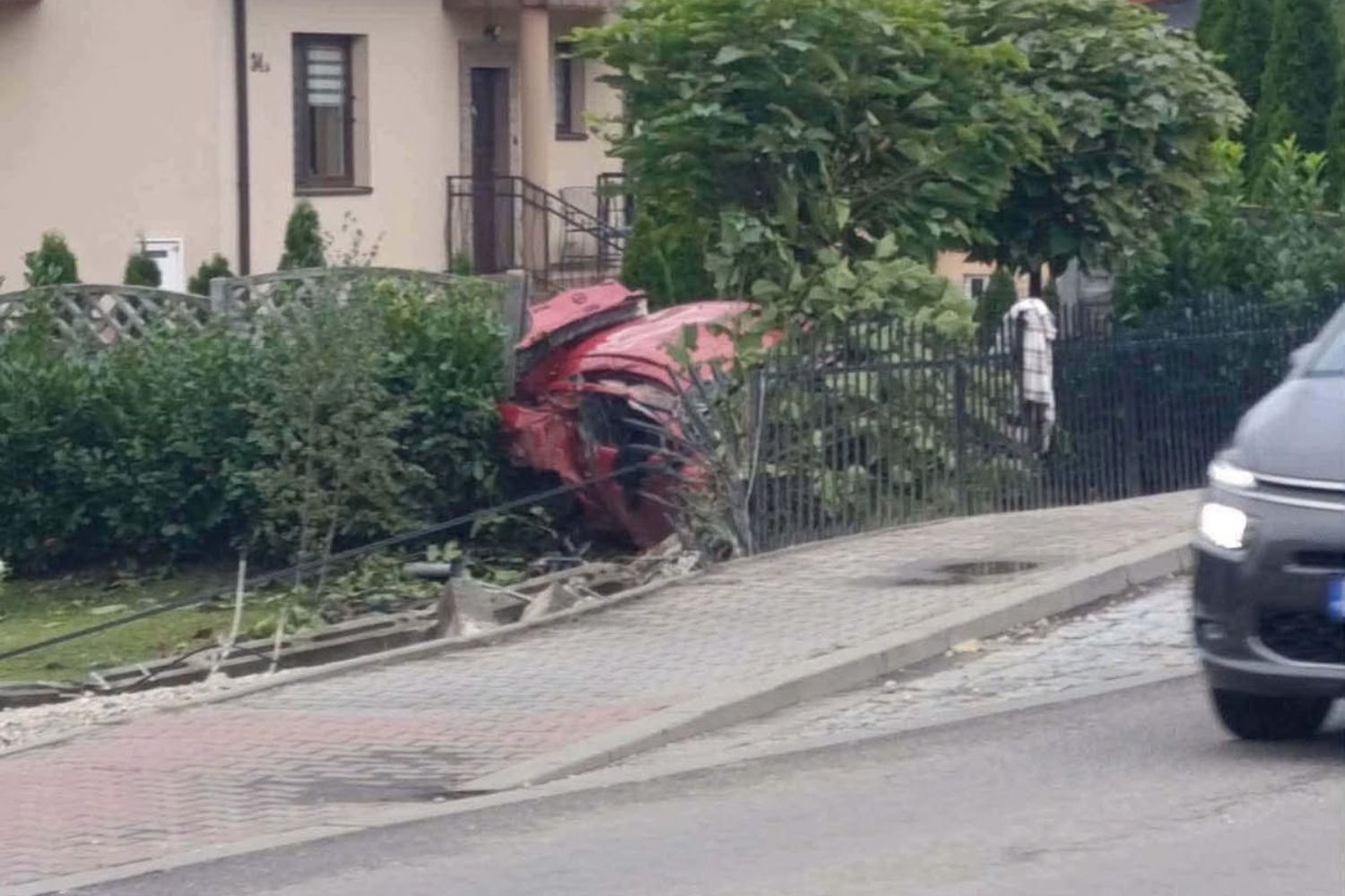 20.09.2026. Dobrowoda. Droga wojewódzka nr 973. Samochód wypadł z drogi i wjechał w ogrodzenie / Fot. Słuchacz