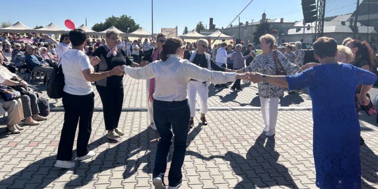 Seniorzy integrują się w Chęcinach