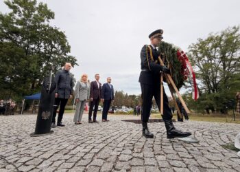 11.09.2026. Kielce. Uroczystości upamiętniające ataki terrorystyczne na wieże World Trade Center przed pomnikiem Homo Homini / Fot. Dariusz Kuc - Radio Kielce
