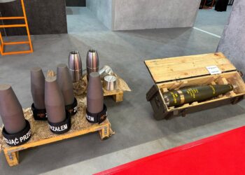 Polska firma prezentuje na MSPO wyprodukowany w kraju pocisk 155 mm - Radio Kielce 08.09.2026. Kielce. targi Kielce. MSPO. Wyprodukowany w Polsce pocisk artyleryjski 155 mm / Fot. Marcin Marszałek - Radio Kielce