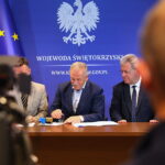 18.09.2026. Kielce. Świętokrzyski Urząd Wojewódzki. Wojewoda świętokrzyski Józef Bryk podpisał z samorządami umowy na usuwanie skutków klęsk żywiołowych / Fot. Wiktor Taszłow - Radio Kielce