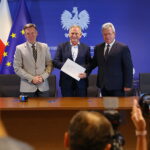 18.09.2026. Kielce. Świętokrzyski Urząd Wojewódzki. Wojewoda świętokrzyski Józef Bryk podpisał z samorządami umowy na usuwanie skutków klęsk żywiołowych / Fot. Wiktor Taszłow - Radio Kielce