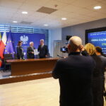 18.09.2026. Kielce. Świętokrzyski Urząd Wojewódzki. Wojewoda świętokrzyski Józef Bryk podpisał z samorządami umowy na usuwanie skutków klęsk żywiołowych / Fot. Wiktor Taszłow - Radio Kielce
