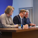 18.09.2026. Kielce. Świętokrzyski Urząd Wojewódzki. Wojewoda świętokrzyski Józef Bryk podpisał z samorządami umowy na usuwanie skutków klęsk żywiołowych / Fot. Wiktor Taszłow - Radio Kielce