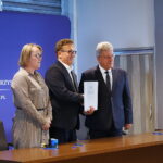 18.09.2026. Kielce. Świętokrzyski Urząd Wojewódzki. Wojewoda świętokrzyski Józef Bryk podpisał z samorządami umowy na usuwanie skutków klęsk żywiołowych / Fot. Wiktor Taszłow - Radio Kielce