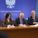18.09.2026. Kielce. Świętokrzyski Urząd Wojewódzki. Wojewoda świętokrzyski Józef Bryk podpisał z samorządami umowy na usuwanie skutków klęsk żywiołowych / Fot. Wiktor Taszłow - Radio Kielce