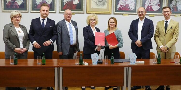22.09.2026. Kielce. UJK. Podpisanie umowy ze spółką MEDUP / Fot. Wiktor Taszłow - Radio Kielce