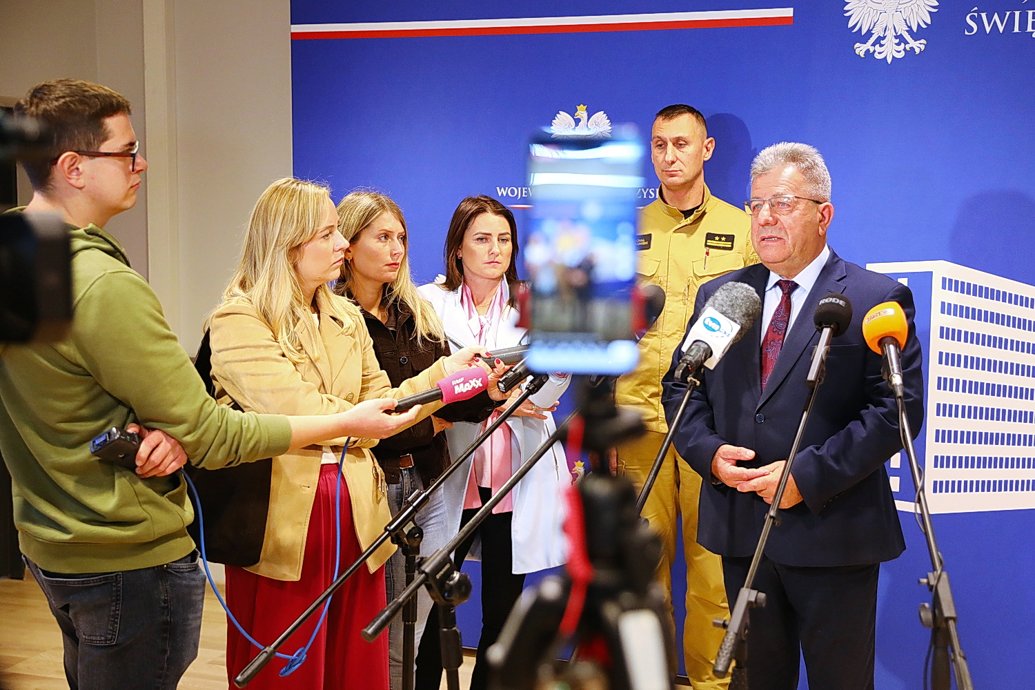 Gdzie się chować, gdy leci dron? Kolejny rządowy poradnik dla obywateli