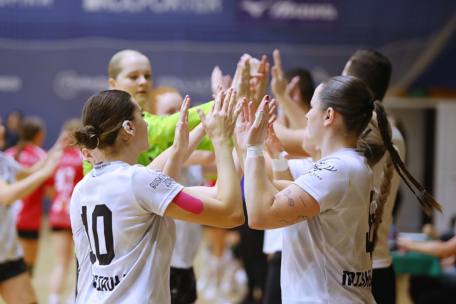 Kielce. Mecz 3. kolejki Ligi Centralnej piłkarek ręcznych: Korona Handball – UKS Dziewiątka Legnica