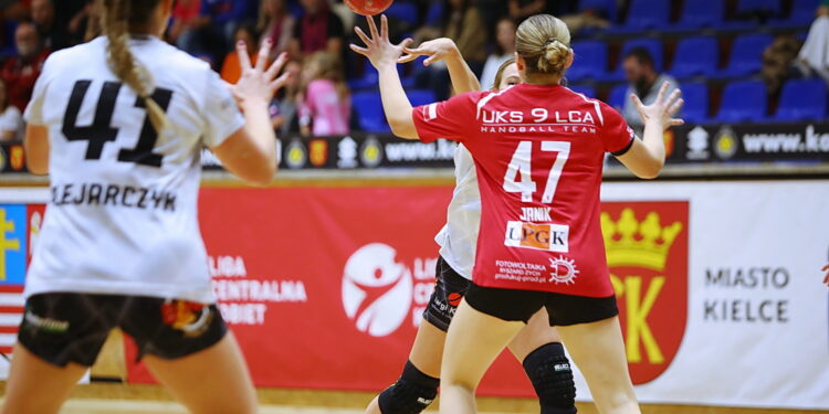 26.09.2026. Kielce. Mecz 3. kolejki Ligi Centralnej piłkarek ręcznych: Korona Handball - UKS Dziewiątka Legnica / Fot. Wiktor Taszłow - Radio Kielce