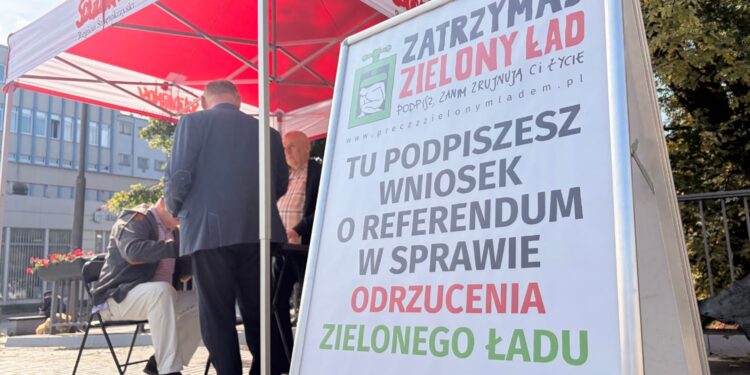 „Solidarność” chce referendum ws. Zielonego Ładu. Zbiórka podpisów wznowiona - Radio Kielce 10.09.2026. Kielce. NSZZ „Solidarność” zbiera podpisy pod obywatelskim wnioskiem w sprawie organizacji referendum dotyczącego Zielonego Ładu / Fot. Dariusz Kuc – Radio Kielce