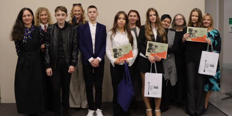 Młodzi ludzie poprzez recytację wspominają Polskie Państwo Podziemne