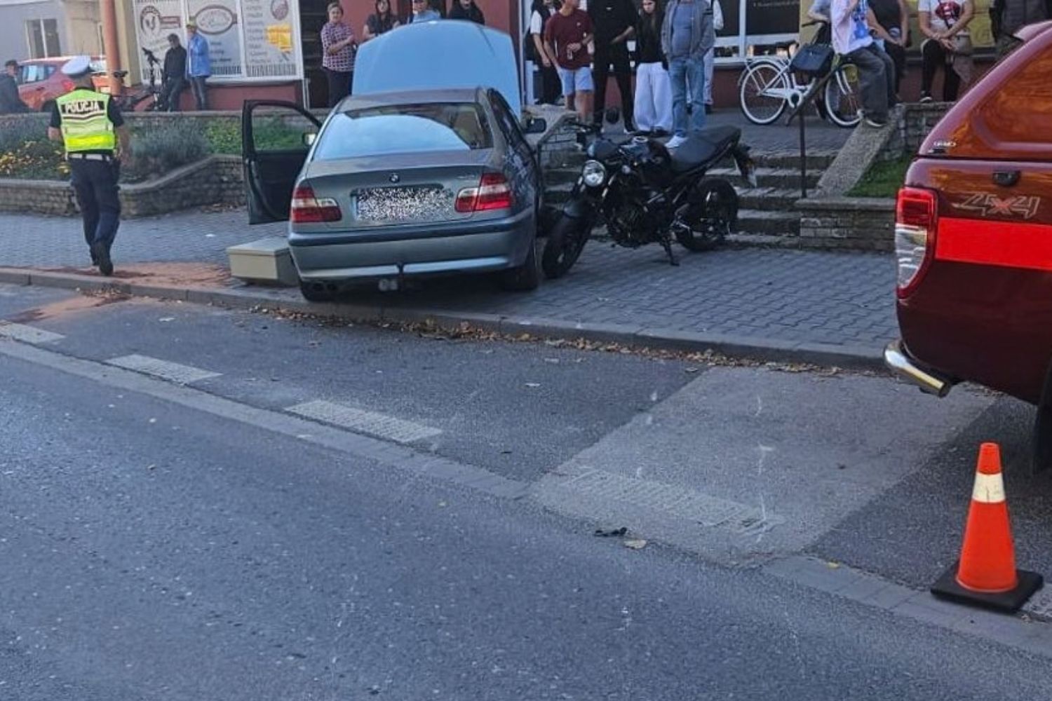 BMW zderzyło się z motocyklem. W akcji śmigłowiec LPR