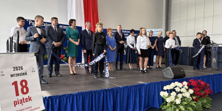 Podkielecka szkoła ma nową halę i patrona