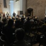 „Dziady" przy blasku świec w romańskiej świątyn - Radio Kielce „Dziady" przy blasku świec w romańskiej świątyn