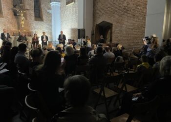 „Dziady" przy blasku świec w romańskiej świątyn