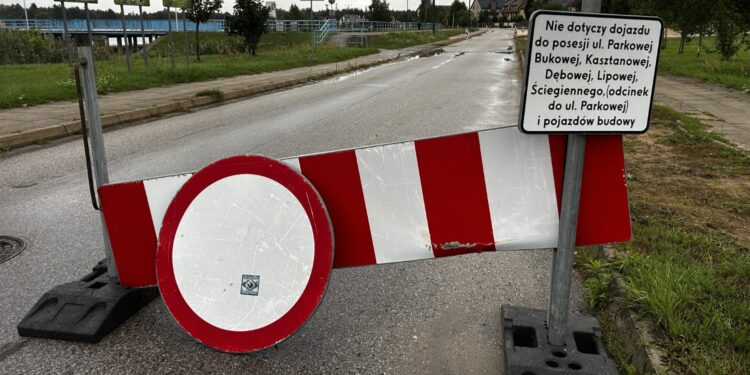 Trwa remont ulicy przy zalewie w Morawicy. Kiedy się zakończy?