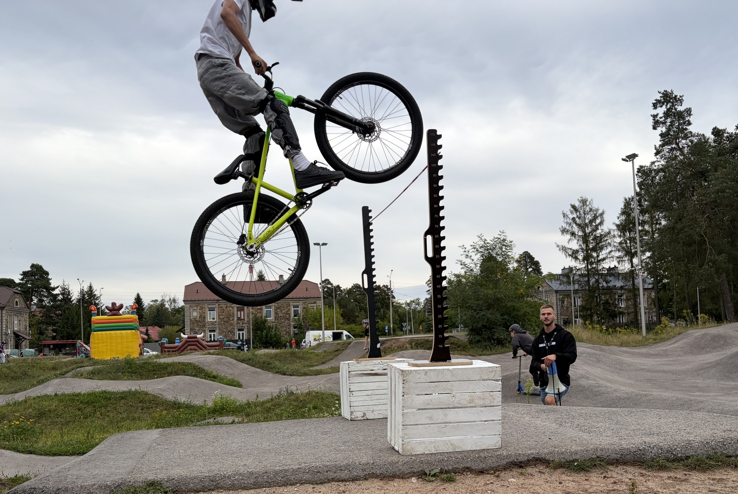 Festiwal sportów w Skarżysku. Skaczą na deskorolkach, rowerach i hulajnogach