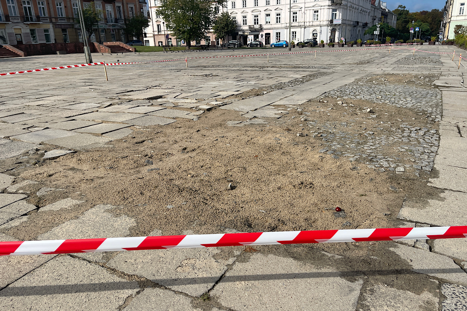 Czołgi rozjechały plac. Kto naprawi?