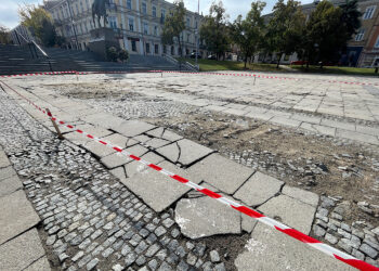 15.09.2026. Kielce. Plac Wolności. Zniszczony bruk / Fot. Wiktor Taszłow - Radio Kielce