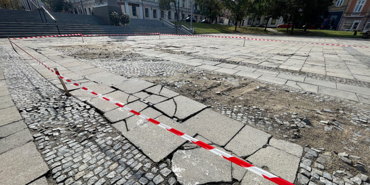 15.09.2026. Kielce. Plac Wolności. Zniszczony bruk / Fot. Wiktor Taszłow - Radio Kielce