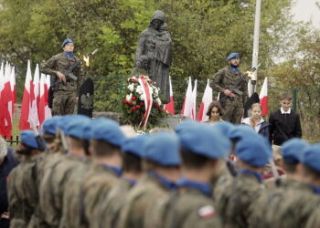 Salwa honorowa w stolicy regionu przypomniała o sowieckich ofiarach