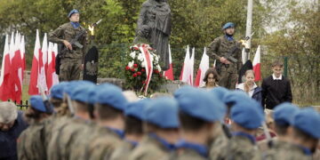 Salwa honorowa w stolicy regionu przypomniała o sowieckich ofiarach