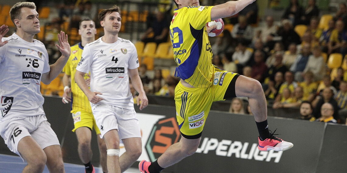 Tylko początek ligowego pojedynku był wyrównany