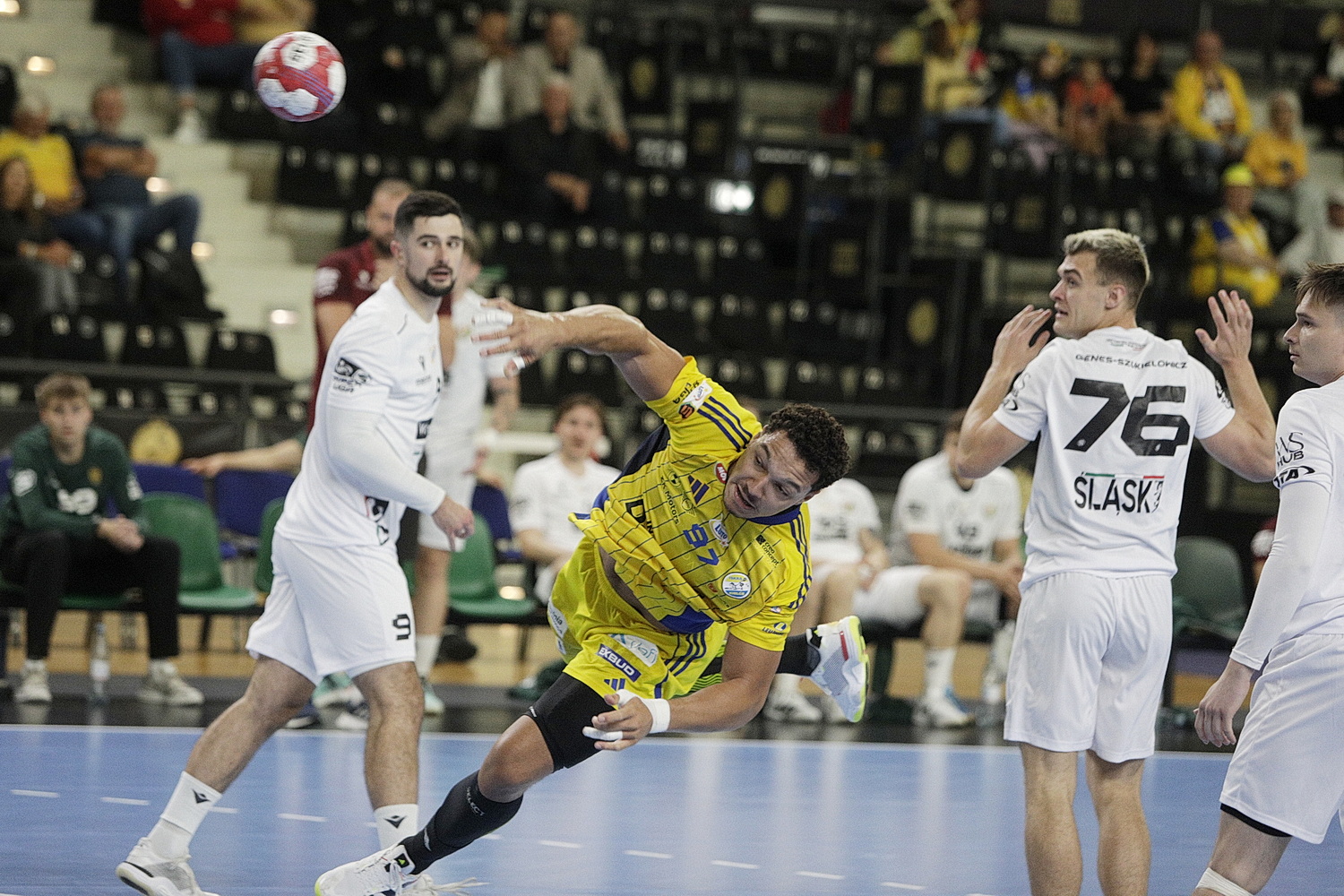 Tylko początek ligowego pojedynku był wyrównany