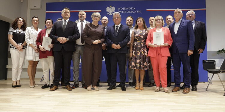 Są oszczędności, będą kolejne drogi w regionie - Radio Kielce 02.09.2026. Kielce. Świętokrzyski Urząd Wojewódzki. Podpisanie umowy na dofinansowanie inwestycji drogowych / Fot. Jarosław Kubalski - Radio Kielce