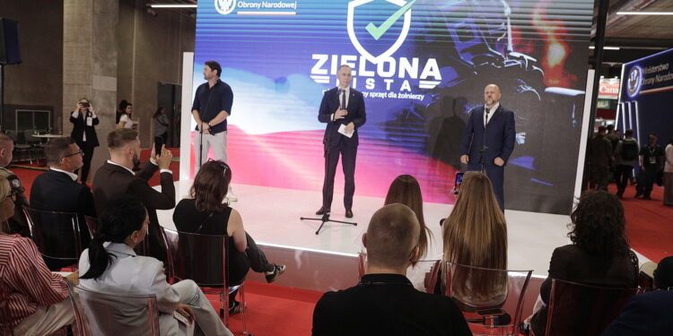 Polscy żołnierze sami wybiorą sprzęt, którego będą używać podczas służby - Radio Kielce 09.09.2026. Kielce. Podczas MSPO Cezary Tomczyk, wiceminister obrony narodowej i Paweł Mateńczuk, pełnomocnik MON ds. warunków służby wojskowej przedstawili zasady funkcjonowania tzw. „Zielonej Listy” / Fot. Jarosław Kubalski - Radio Kielce