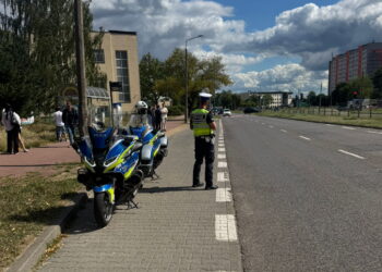 Policjanci czuwają nad bezpieczną drogą dzieci do szkoły