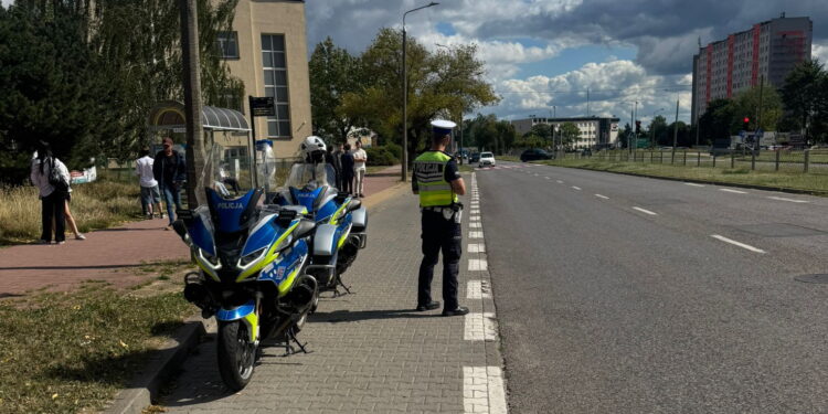 Policjanci czuwają nad bezpieczną drogą dzieci do szkoły - Radio Kielce Policjanci czuwają nad bezpieczną drogą dzieci do szkoły
