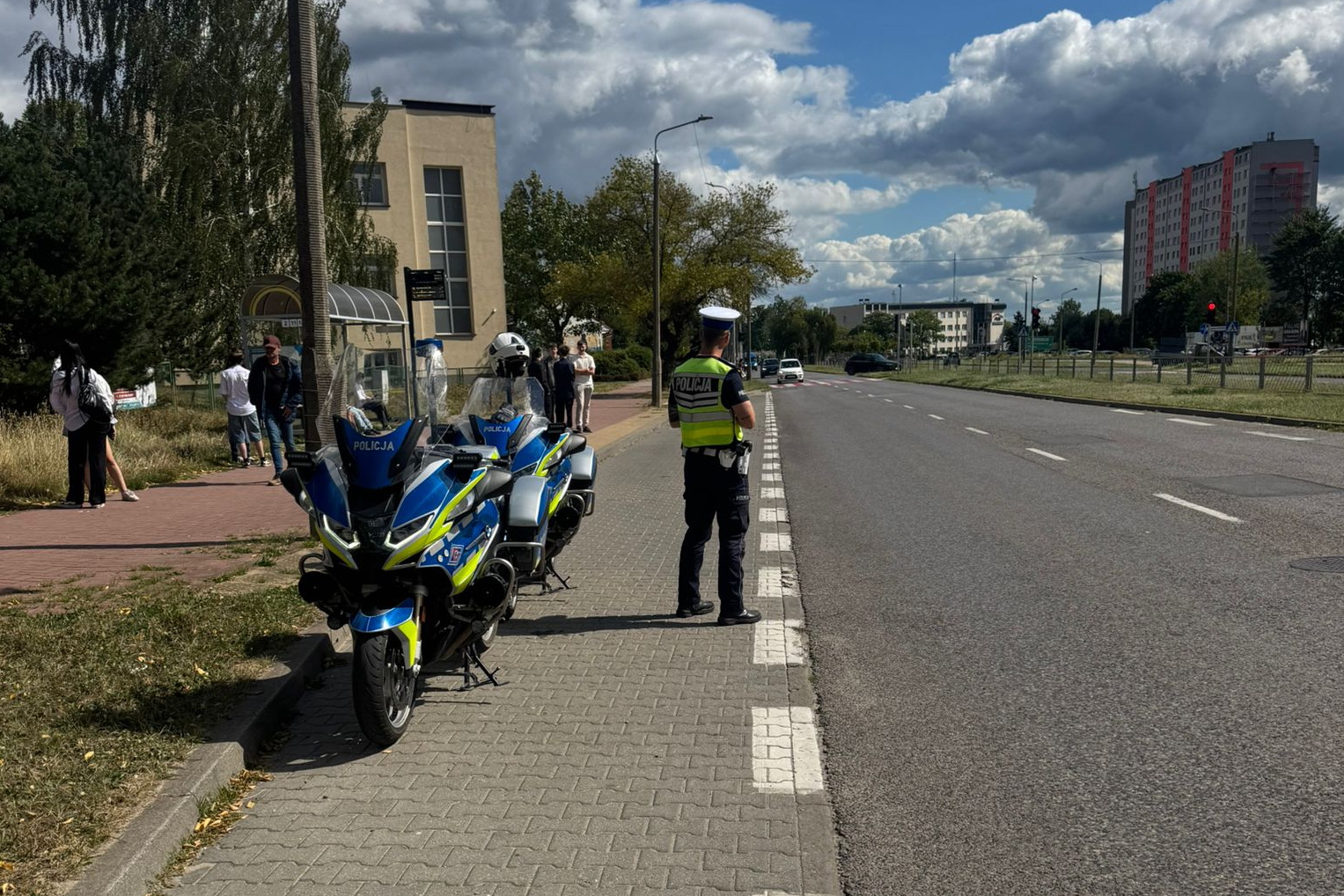 Policjanci czuwają nad bezpieczną drogą dzieci do szkoły