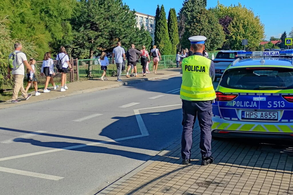 Policjanci czuwają nad bezpieczną drogą dzieci do szkoły