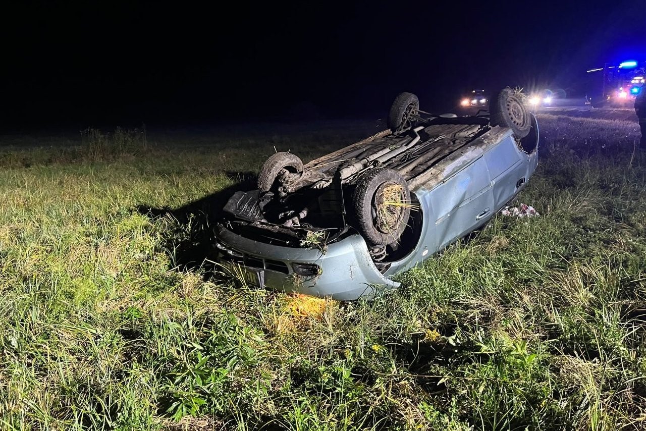 Dachowało auto. Dwie osoby trafiły do szpitala
