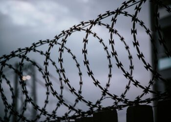 Usiłował wtargnąć na teren jednostki wojskowej przy pomocy drabiny i koca