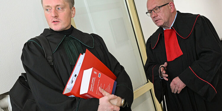 30.09.2026. Warszawa. Obrońca Marcina Romanowskiego mec. Bartosz Lewandowski (z lewej) i prokurator Piotr Woźniak (z prawej) w Sądzie Okręgowym w Warszawie / Fot. PAP - Marcin Obara