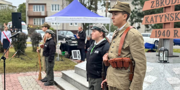 Uroczystości przy krzyżu katyńskim