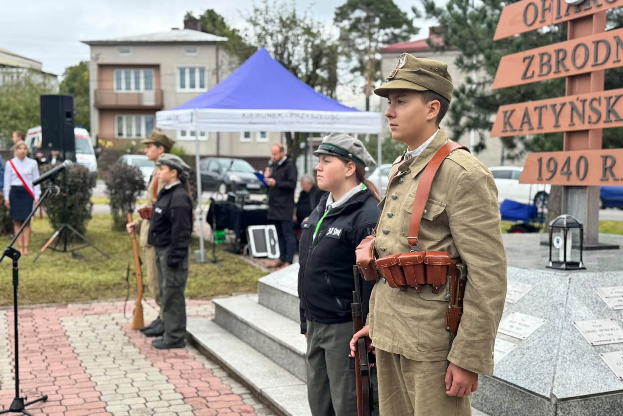 Uroczystości przy krzyżu katyńskim