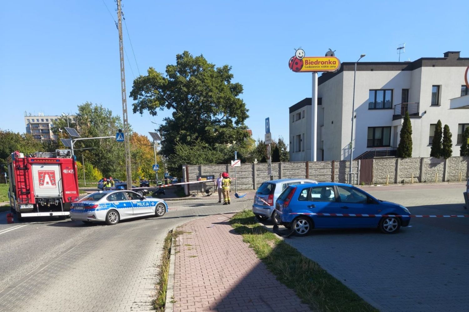Samochód uderzył w auta przed dyskontem. Kobieta trafiła do szpitala