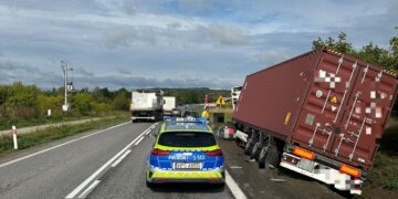 17.09.2026. Klimontów. DK 9. Zderzenie samochodu osobowego z ciężarówką / Fot. policja