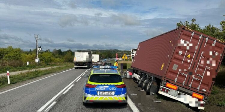 17.09.2026. Klimontów. DK 9. Zderzenie samochodu osobowego z ciężarówką / Fot. policja