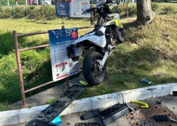 Motocyklista poważnie ranny w zderzeniu z ciężarówką - Radio Kielce Motocyklista poważnie ranny w zderzeniu z ciężarówką