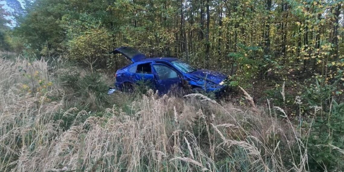 Auto dachowało. Dwie osoby w szpitalu